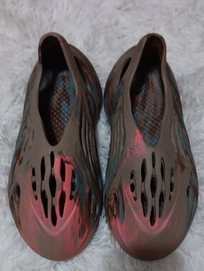 Yeezy Foam Runners Slip-On in Metallic Brown with Pink Accents Size 8